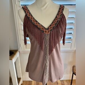Gimmick BKE Fabulous Unique Fringe Beaded V-Neck Tank excellent condition